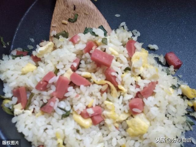 蛋炒饭要怎么做才好吃又有营养（试试这样的做法和配料诀窍）(7)