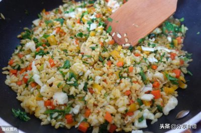 ​蛋炒饭要怎么做才好吃又有营养（试试这样的做法和配料诀窍）