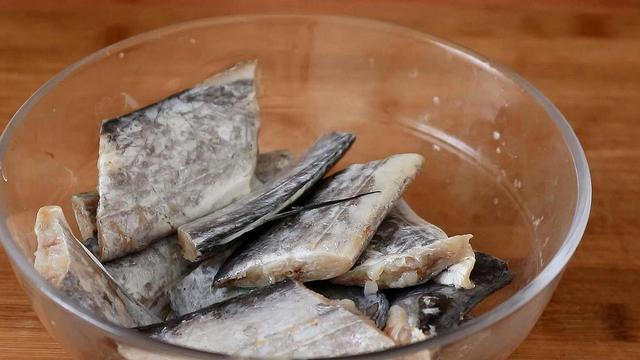 带鱼怎么做才好吃最简单（这才是带鱼最好吃做法）(1)