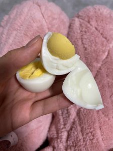 ​鸡蛋滚脸的作用与功效（鸡蛋滚脸的功效简述）