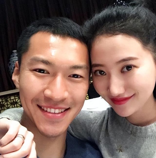 国足中十个最美艳的美女太太（国足太太团才是真惊艳）(32)