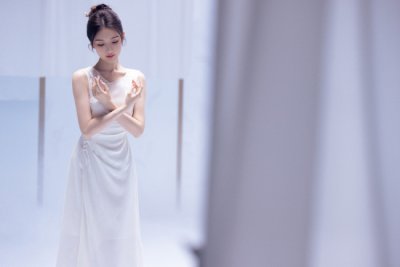 ​毛晓彤穿绿衣持剑化身女侠 抹红唇又美又飒