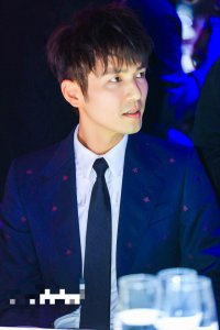 ​张钧甯钟汉良吻戏最美时光（钟汉良为张钧甯披外套苏倒一片）
