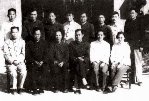 河南大学百年校庆纪念章（一块结婚纪念绸与郑州大学初创史）(4)