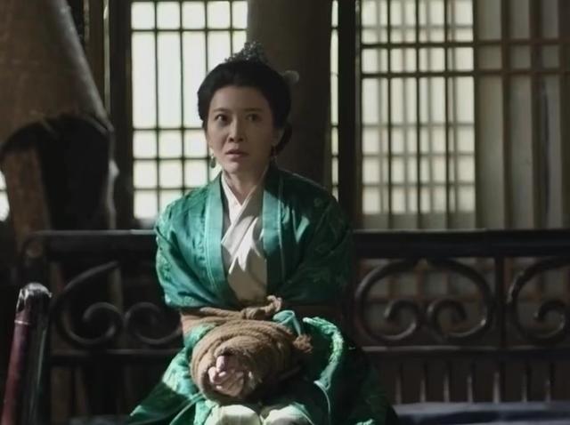 鞠婧祎与孙怡合照（同样是演被绑架）(8)