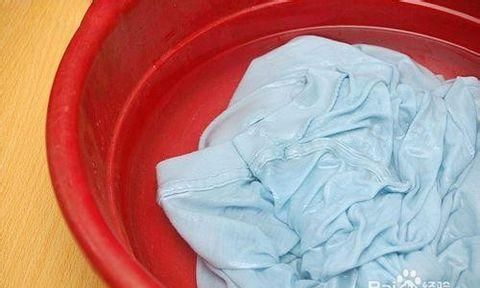 衣服沾了胶水怎么洗干净啊