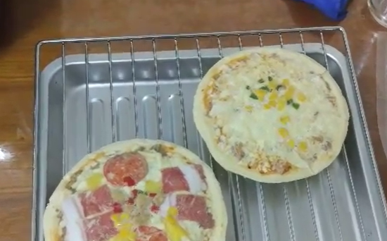 剩披萨怎么用烤箱加热,凉了的披萨怎么加热比较好吃图4