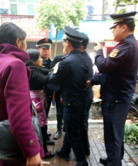 城管为什么不允许街上摆小摊卖东西