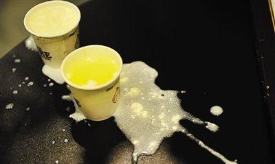鲜牛奶倒出来像豆腐渣没变味