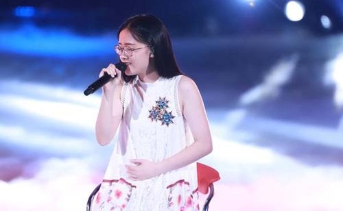 郭沁为什么坐椅子上