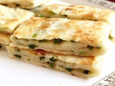 ​葱油饼自己怎么做酥脆松软有层次（超经典的简单几步做出美味葱花油饼在家也能