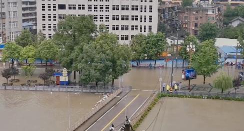 陕西北部遭遇大暴雨（强降雨致陕西这里主城区被淹）(1)