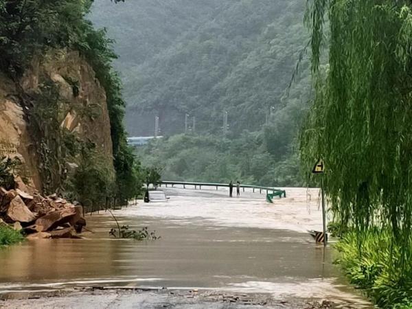陕西北部遭遇大暴雨（强降雨致陕西这里主城区被淹）(5)