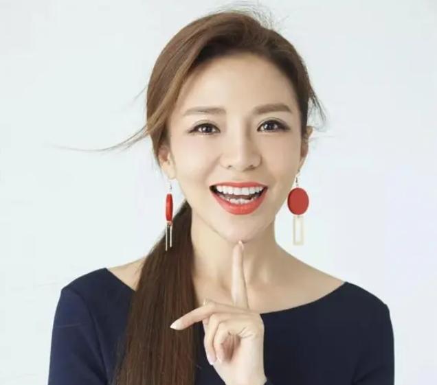朱迅三度患癌素颜近照（美女主持朱迅17岁患血管瘤）(40)
