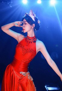 ​柳岩红衣九尾狐妆妩媚迷人 表演空中吊环秀大长腿