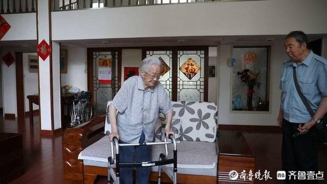 抗战胜利70周年纪念章收藏价 六枚纪念章背后的百岁抗战老兵和她的孩子们(2)