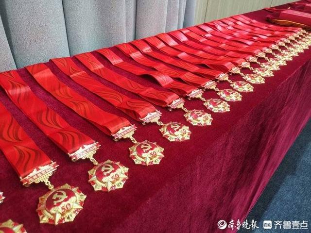 抗战胜利70周年纪念章收藏价 六枚纪念章背后的百岁抗战老兵和她的孩子们(8)