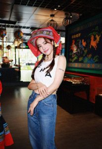 ​蔡依林穿壮族服饰扎小辫 品尝壮族美食甜美可爱