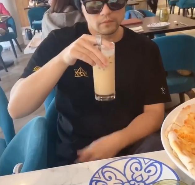 刘畊宏给周杰伦刷奶茶礼物（刘畊宏携爱妻与周杰伦聚餐）(1)