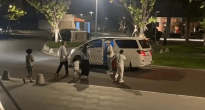 ​章子怡带娃出游 背影纤瘦如少女全程紧牵小儿子