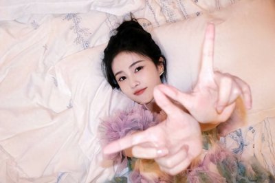​白鹿花仙子造型温柔甜美 嘟嘴卖萌双手比耶