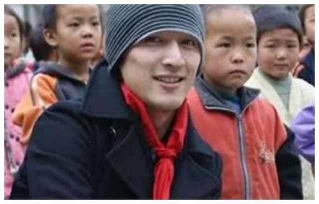 胡歌车祸前后对比（胡歌车祸毁容为什么原谅肇事司机）