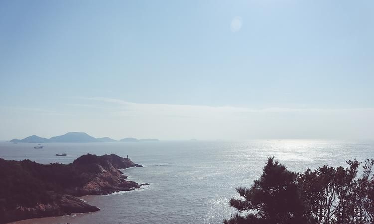 水何澹澹山岛竦峙句中澹澹和竦峙什么意思
