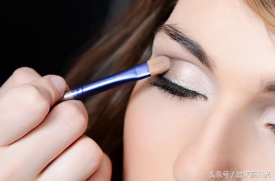 ​眼影的正确画法一分钟学会（这样几个步骤简单易上手）