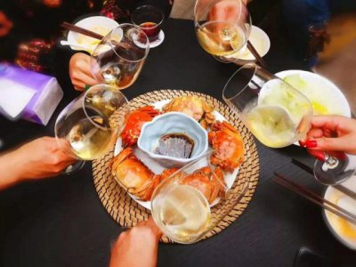 ​吃海鲜喝什么酒（本文告诉你喝什么酒最合适）