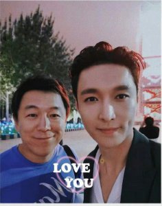 ​张艺兴发文为黄渤庆生 : 感谢您的导演处女作选择我