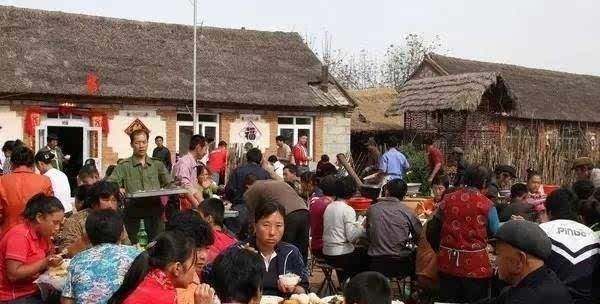上席是哪个位置,农村酒席坐座位有什么讲究吗图3