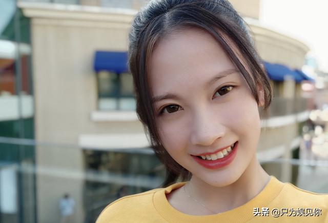 杭州郑女士火了不戴口罩也很迷人 穿紧身衣玩直播(1)