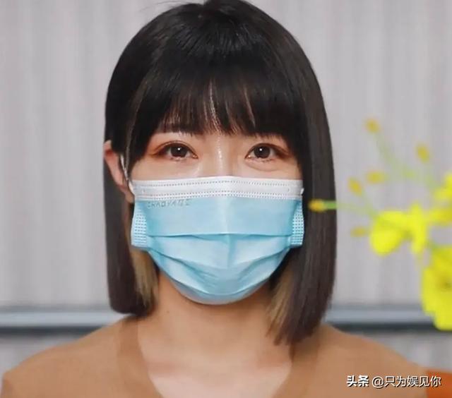 杭州郑女士火了不戴口罩也很迷人 穿紧身衣玩直播(4)