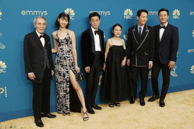 ​李政宰艾美奖冲击视帝 十指紧扣前三星太子妃红毯放闪