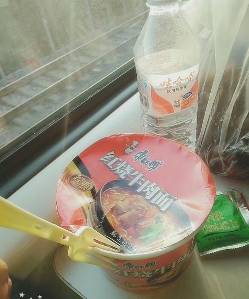 高铁上有热水能泡方便面吃吗