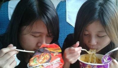 ​高铁上有泡面卖嘛，高铁站有泡面的地方？