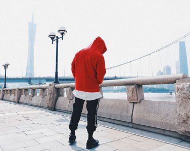 ​红色卫衣配什么裤子好看搭配图男 红色卫衣这样搭配时尚有型
