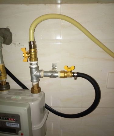 天然气表前阀锁住了拧不动
