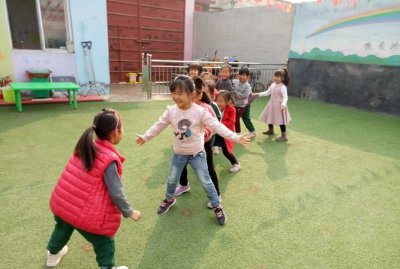 ​老鹰捉小鸡游戏，18个小朋友玩老鹰捉小鸡的游戏,捉住了4只,还有几只小鸡没捉到