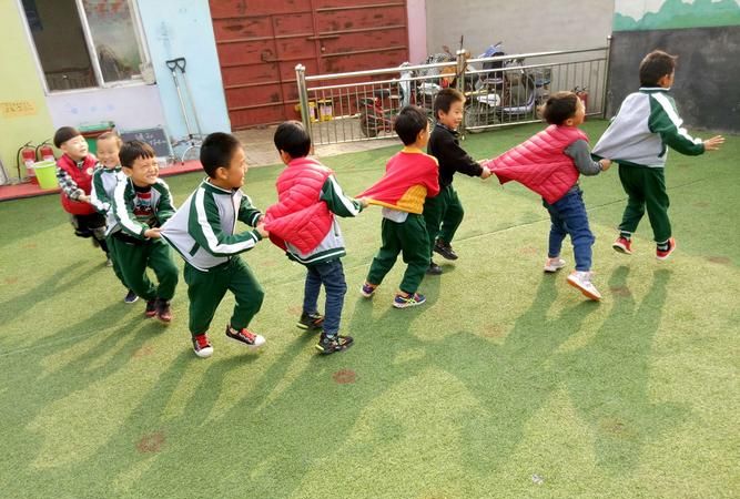 15个人玩老鹰捉小鸡游戏