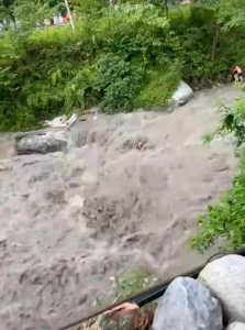 ​四川彭州山洪已致9人死亡（四川彭州一避暑胜地突发山洪致4死9伤）