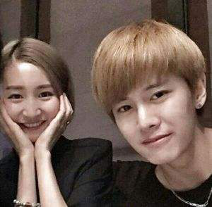 任嘉伦老婆合照.