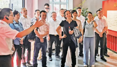 ​两个坚持是指什么内容,两个坚持三个转变是什么意思