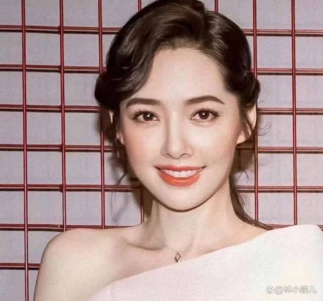 郭碧婷向佐全黑色系红毯造型引热议 网友：不走向太风，走向佐风了！