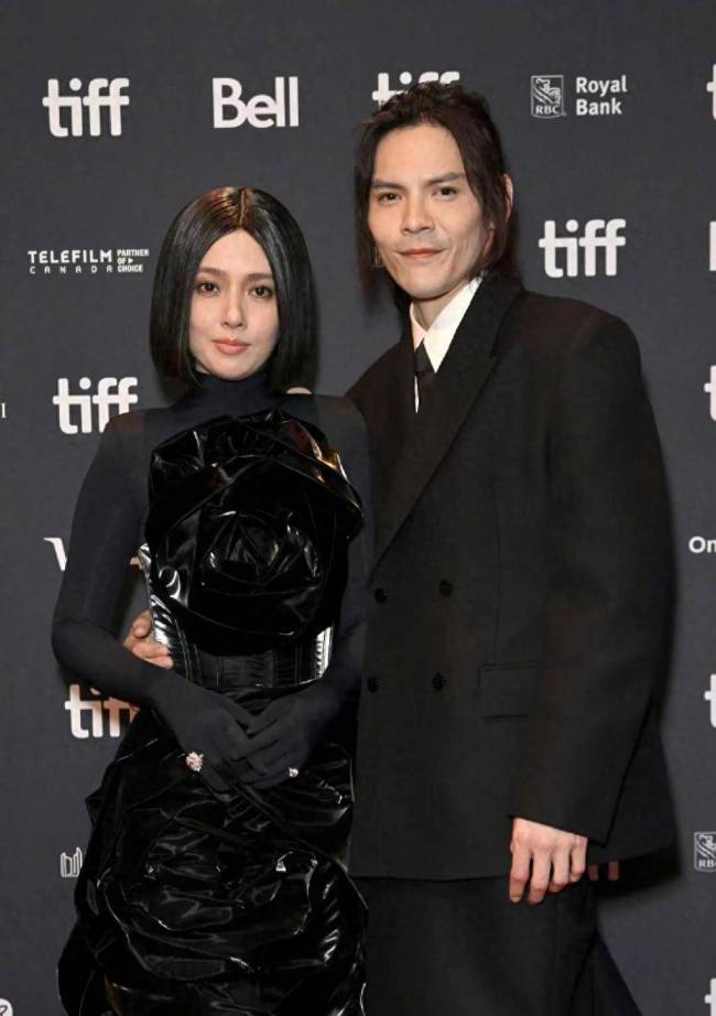 郭碧婷向佐全黑色系红毯造型引热议 网友：不走向太风，走向佐风了！