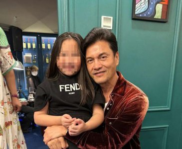 ​吕良伟与甄子丹向华强同框，气质似小伙，与三婚老婆太甜蜜