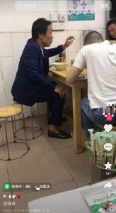 ​香港老戏骨定居内地！吃8元快餐接地气，却被小娇妻骗走所有家产