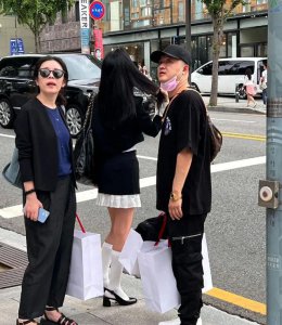 ​网友韩国偶遇包贝尔夫妇 包文婧短裙配白色长筒袜打扮时髦