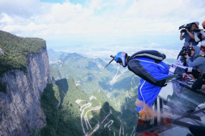​翼装飞行世锦赛上演精准“人箭”穿靶，中国选手获季军