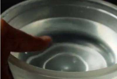 油性胶粘手上怎么办,胶水粘手有什么办法图1